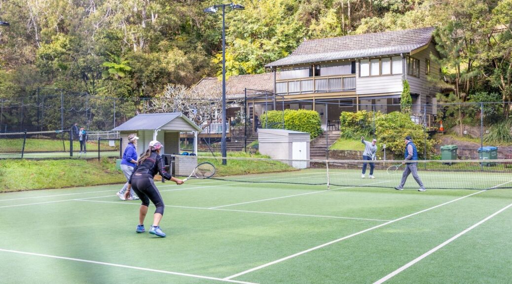 Fyra spelare positionerar sig vid nätet i en dubbelmatch i tennis